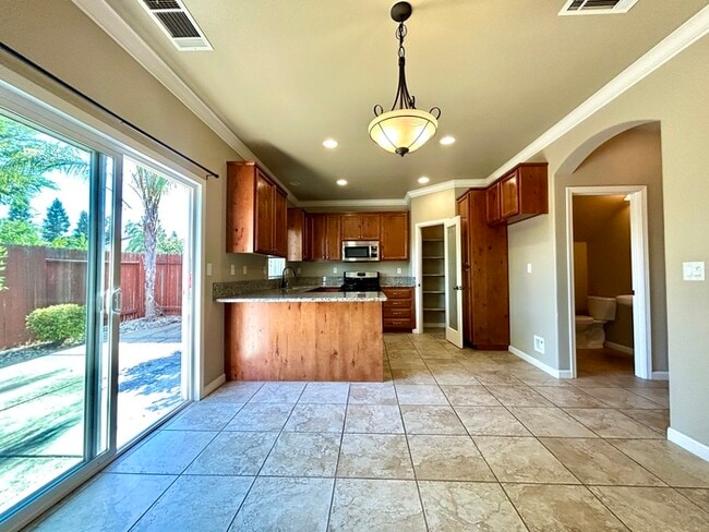 Building Photo - Beautiful 3 Bedroom 2.5 Bathroom in Gated ...