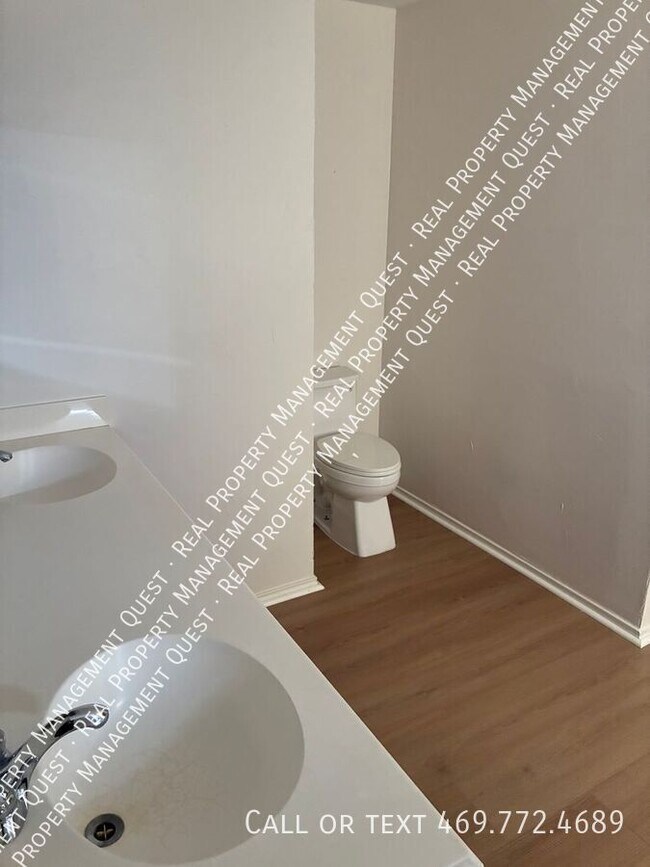 Building Photo - 814 Meandering Way