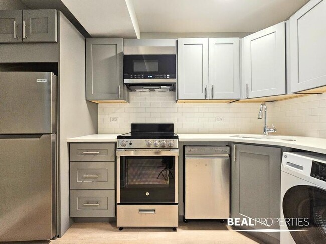 Building Photo - 1 bedroom in CHICAGO IL 60610