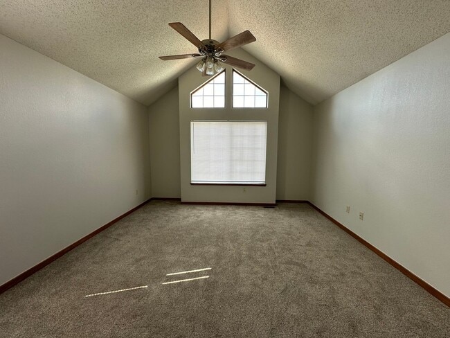 Building Photo - Finished Basement!