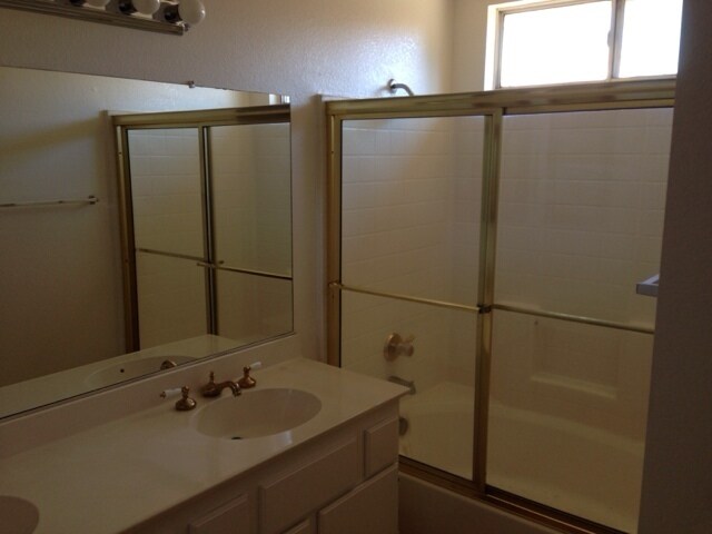 Building Photo - 3 BEDROOM, 2 BATHROOM CLOSE TO SCHOOLS!