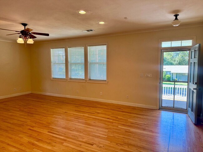 Building Photo - Charming 3-Bedroom, 2-Bath Home in a Pictu...