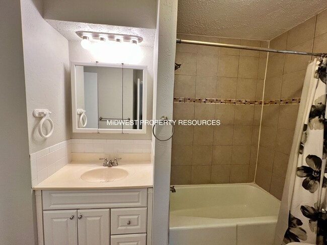Building Photo - Beautiful home, conveniently located in Bl...