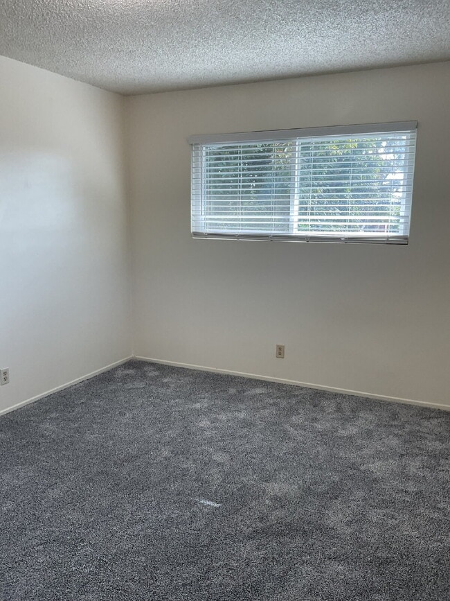 Building Photo - "Charming 2-Bed Oasis in Ventura – Cozy 90...