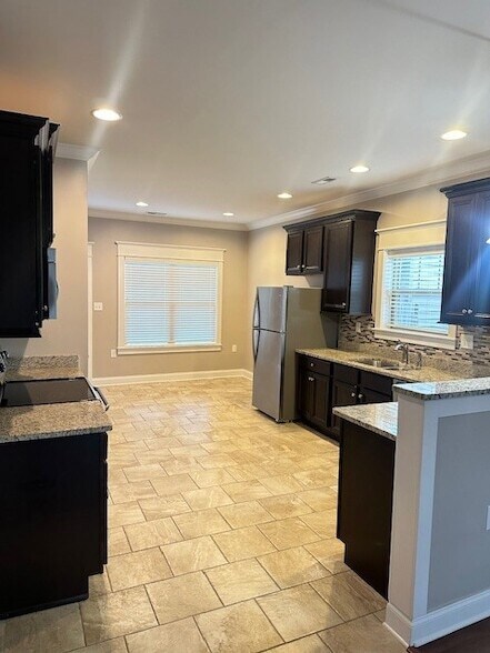 Building Photo - 112 NE Bellingham Dr