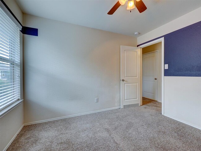 Building Photo - 180 Housefinch Loop