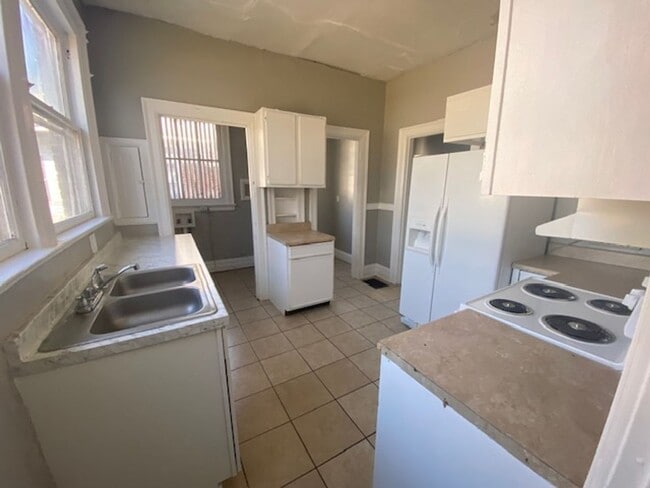 Building Photo - 4 bedroom 2.5 bath house with bonus room