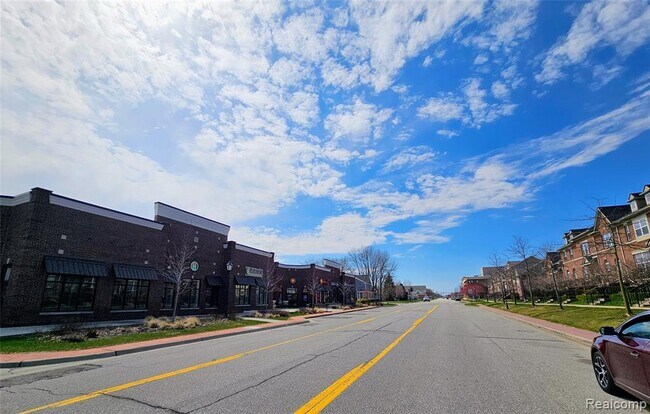 Building Photo - 264 Village Way S