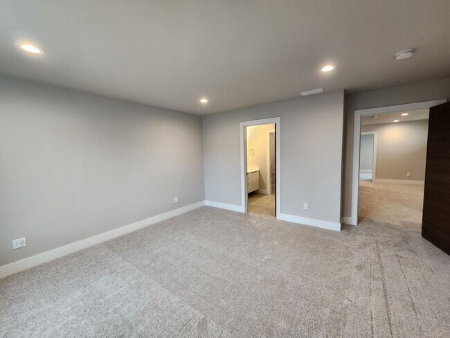 Building Photo - 3 bedroom Townhouse with Pool Access and E...