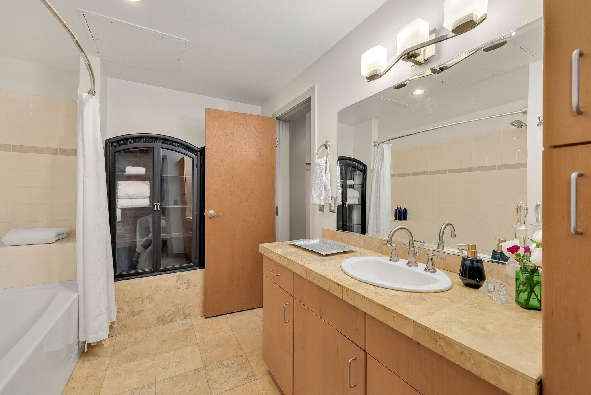 Large Bathroom - 1800 Lawrence St