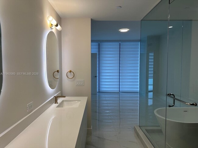 Building Photo - 700 NE 24th St