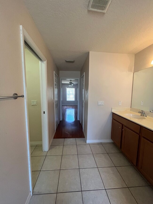 Building Photo - Beautiful Open Floor Plan 4 bedrom 2 Bath!