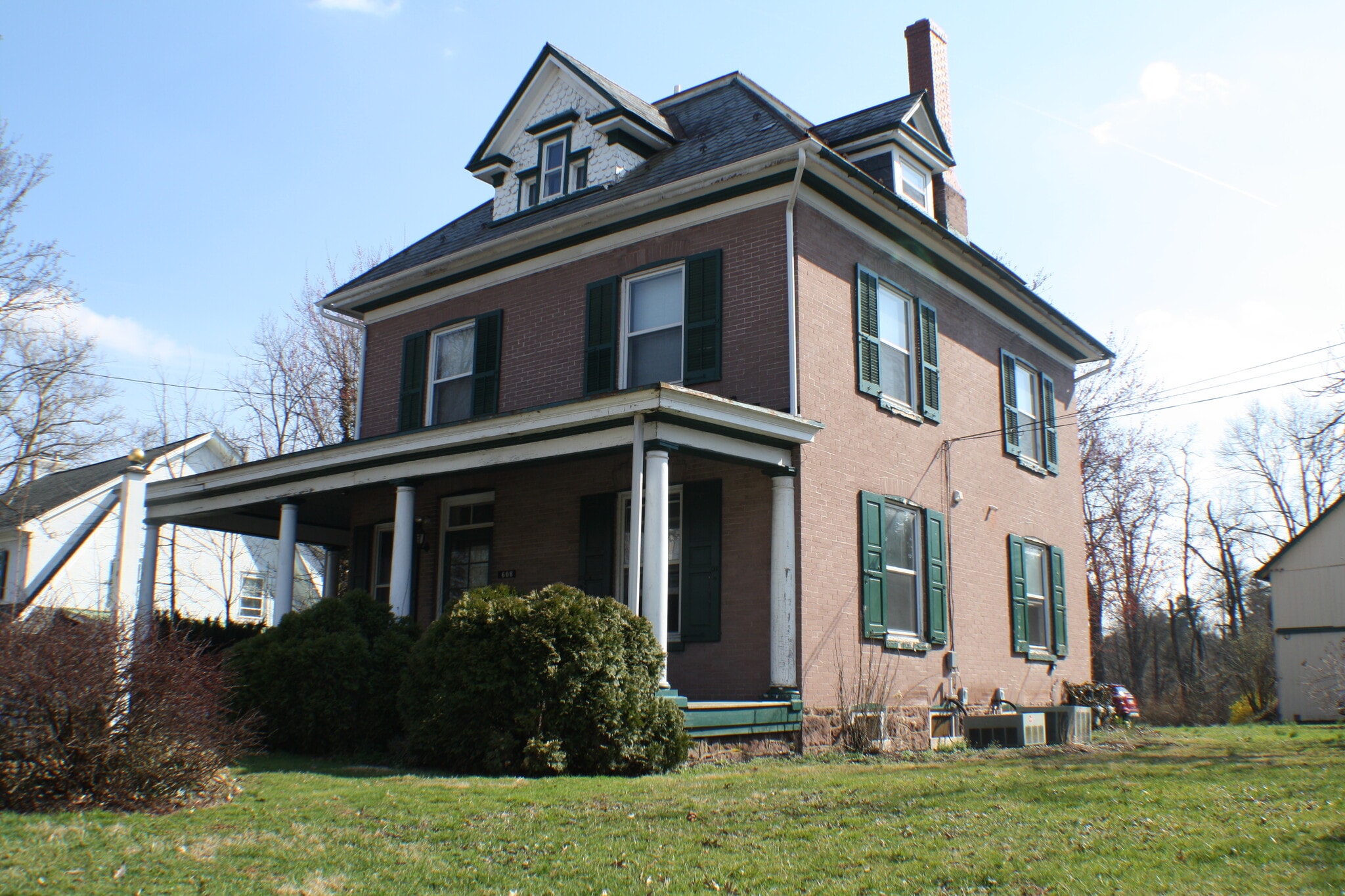 Building Photo - 608 W Main St