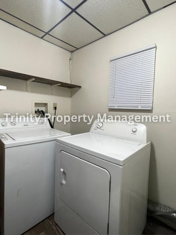 Building Photo - 738 1/2 Camden Pl