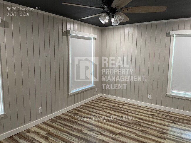Building Photo - Charming 3/2 bedroom home ready for you to...