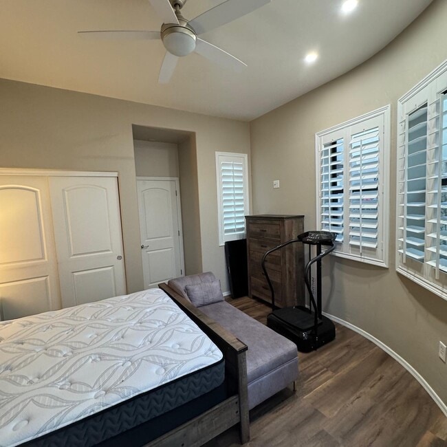 Building Photo - 1111 Vista De Los Alamos