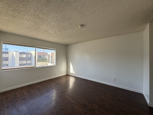 Building Photo - Spacious 3-Bed, 1-Bath Condo with Granite ...