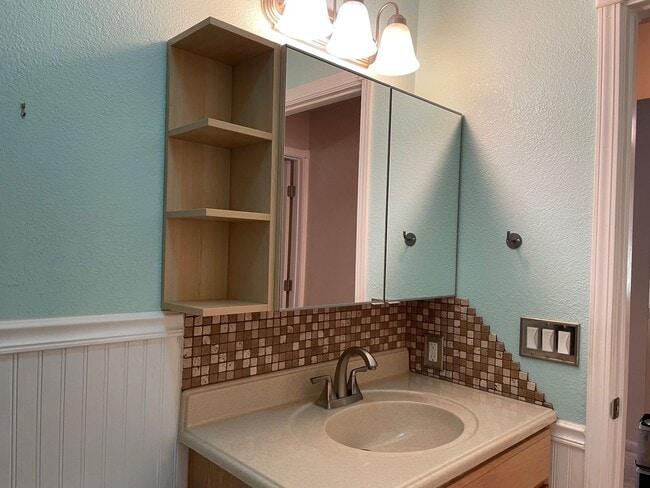Building Photo - 2 bedroom condo with carport, pool and hot tub access