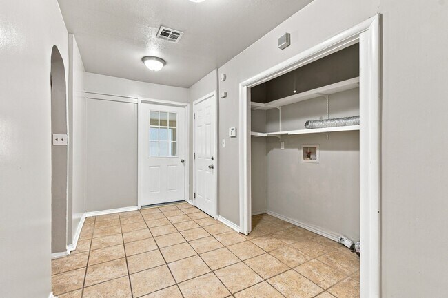 Building Photo - 6624 E 27th Pl
