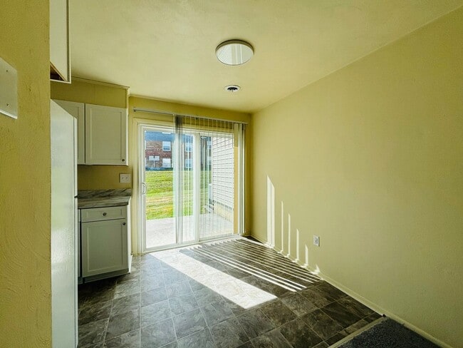 Building Photo - 2 Bedroom, 1.5 Bath Townhouse