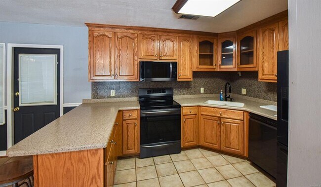 Building Photo - 555 Shady Acres Rd