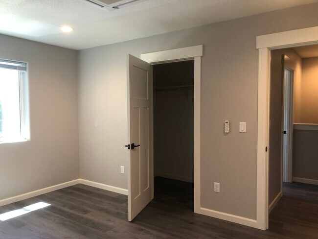 Building Photo - 2243
