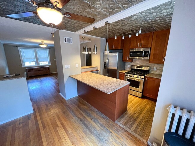 Building Photo - Charming 2 Bed 2 Bath Brick Townhome With A Fully Fenced Yard In Beautiful Foxcroft Heights