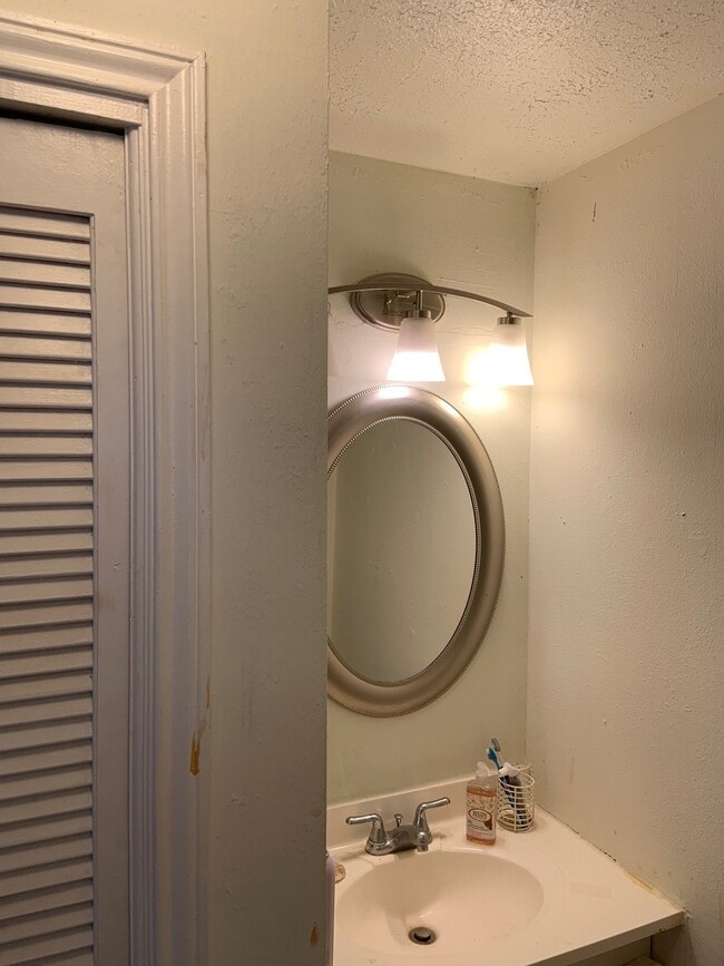 Building Photo - 822 Byrne St