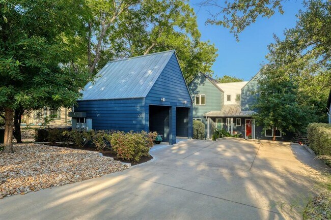 Building Photo - 2111 Brackenridge St