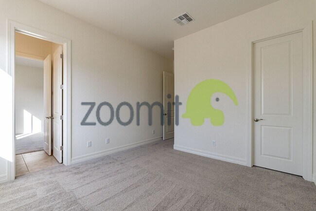 Building Photo - Beautiful Views!