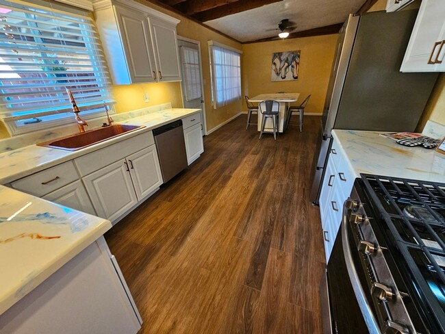 Building Photo - Large Remodeled 4 Bedroom / 2 Bath Home Re...