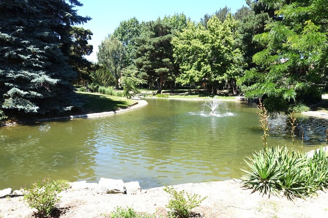 Building Photo - Updated Condo in Park-Like Setting