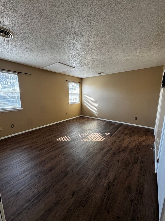 Building Photo - Large 2bedroom 2bathroom CH/A 2 car garage