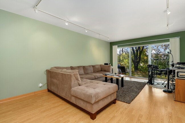 Building Photo - 5101 Carriage Way Dr
