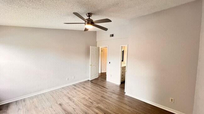 Building Photo - Unlock Your Perfect Winter Park Retreat: F...