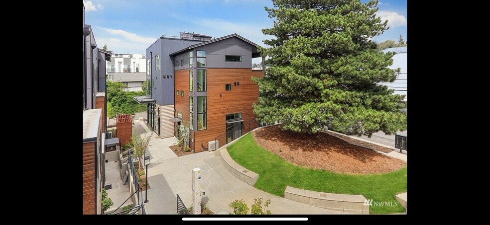 Building Photo - 2029 25th Ave S