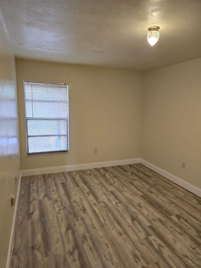 Building Photo - Beautiful 2 bedroom 1 bathroom Single Fami...