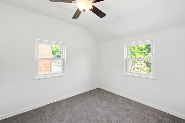 Building Photo - AVAILABLE OCT 1ST! DON'T MISS THIS RENOVAT...