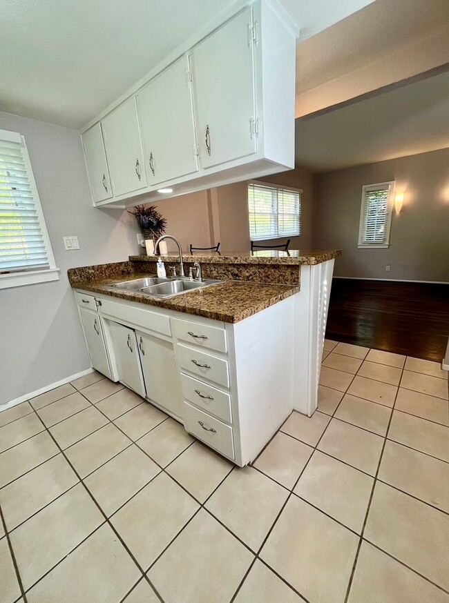 Building Photo - Quintessential Ventura 1 bed rear unit with LARGE, PRIVATE, BEAUTIFUL OUTDOOR LIVING AREA