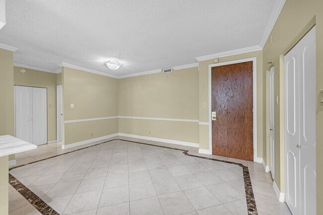 Building Photo - 5150 Hidalgo St