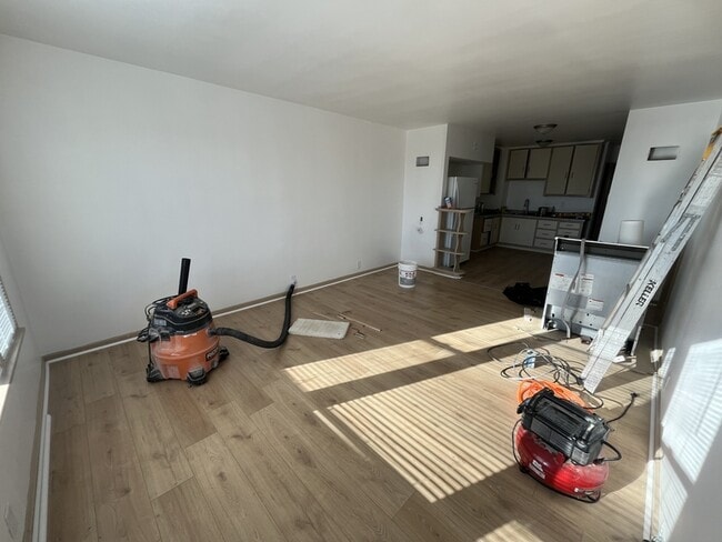 Building Photo - 412-412 N Lake St