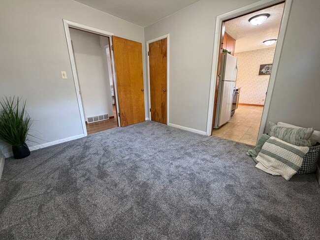Building Photo - 3bed, 1bath home for rent in quiet Waterlo...