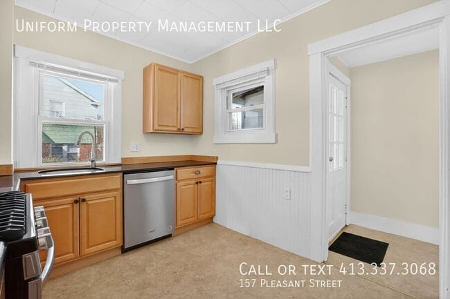 Building Photo - 157 Pleasant St