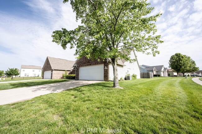 Building Photo - New place, new vibe, same small-town charm