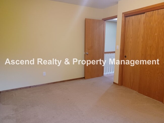 Building Photo - Troutdale 4 Bed Fenced Back 3 Car Garage Y...