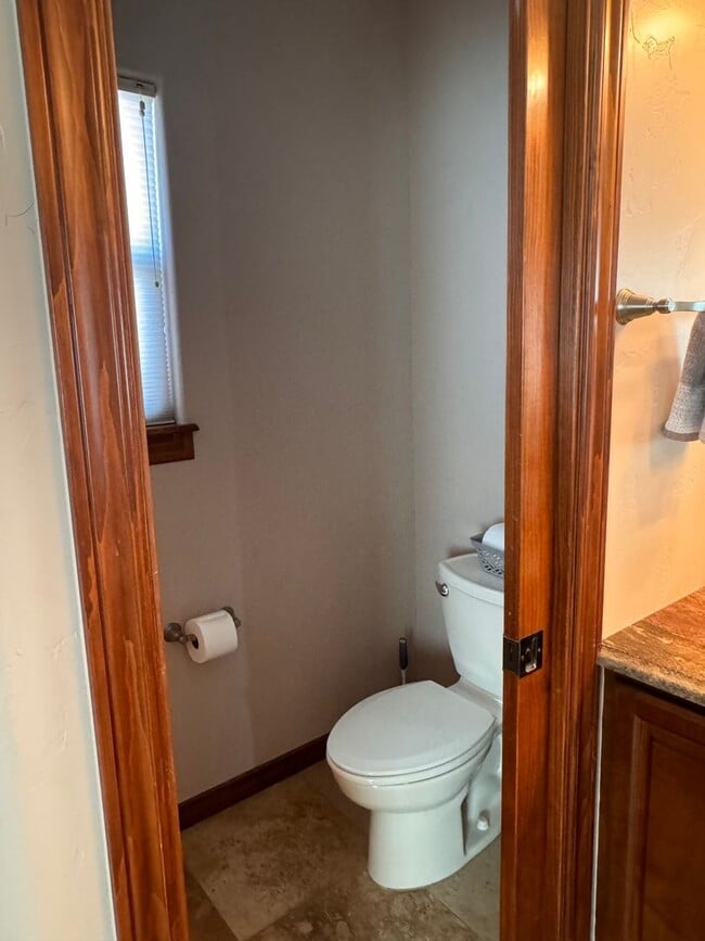 Building Photo - Gorgeous Fully Furnished rental on 1 acre, flexible lease term