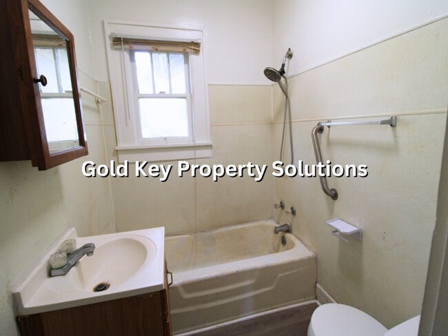 Building Photo - Spacious 2 BR 1 BA House with Nice Covered...