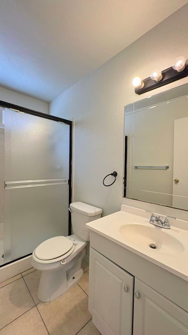 Building Photo - Cozy Home