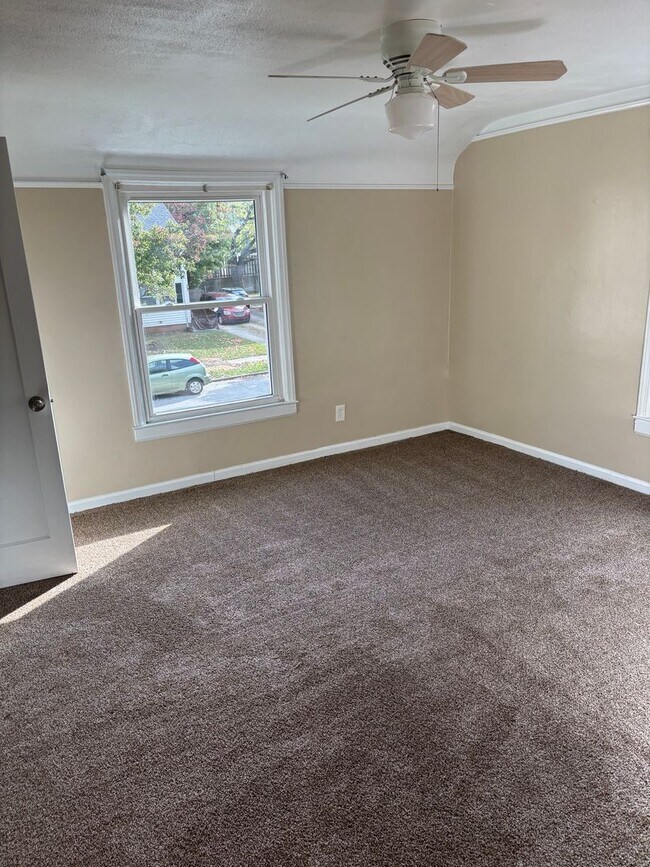 Building Photo - Euclid 2 Bedroom