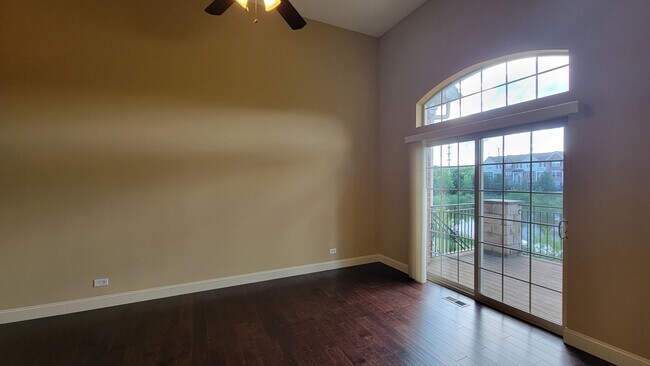 Building Photo - STUNNING LUXURY TOWNHOME 3 BEDROOM, 2 FULL...